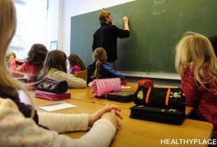 学校的口头虐待可能来自您孩子的老师。这并不少见，很难与之抗争。了解我在健康场所的故事。